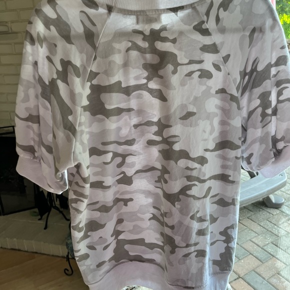 Sundry Evereve Camo Short Sleeve Sweatshirt Vanity size 2 (78-10) Raglan Sleeve - Picture 4 of 4